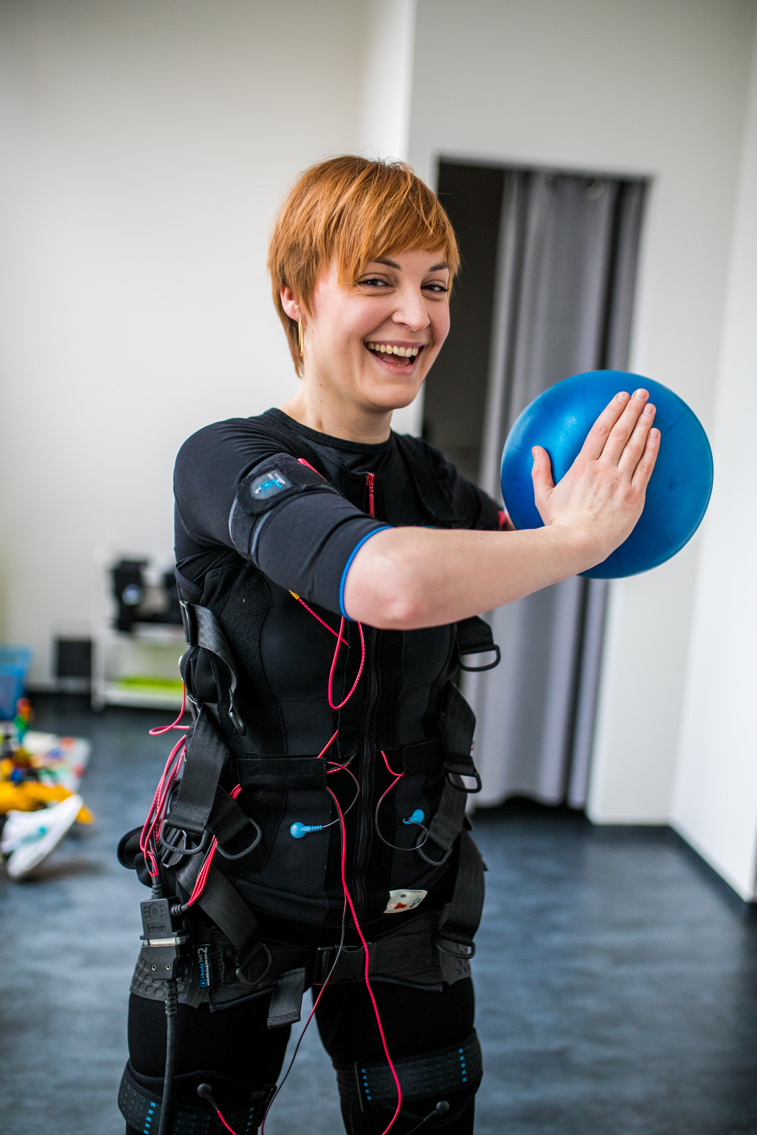 Žena cvičící s EMS a míčem