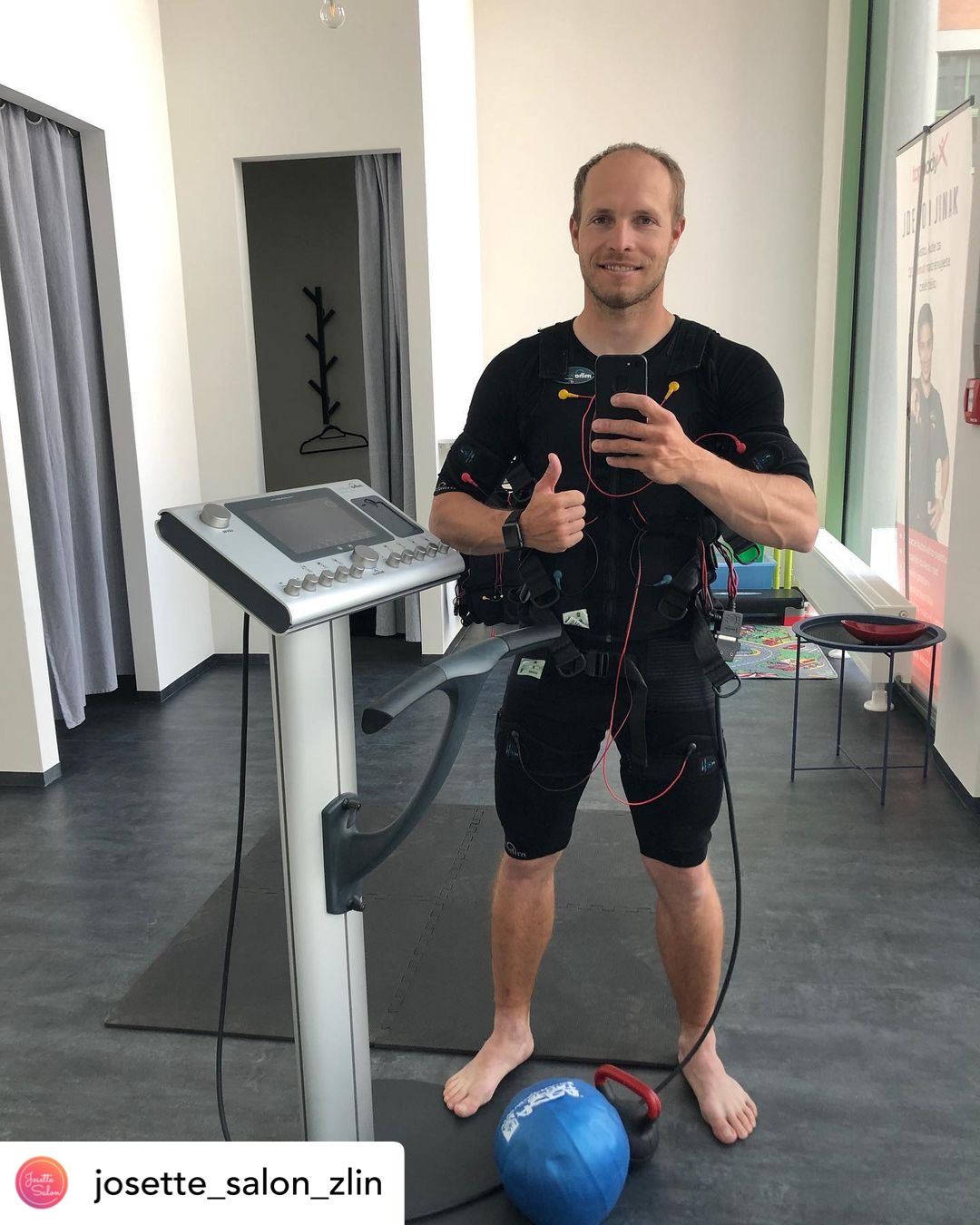 Muž připojen k EMS